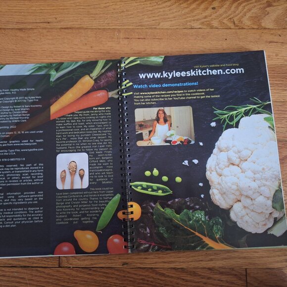 Simply Fresh plant-based recipies spiral-bound, Kylee Melo, new - Picture 2 of 3
